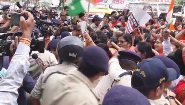 महिला कांग्रेस की प्रदेश अध्यक्ष विभा पटेल ने कहा कि हम लोग महिलाओं के खिलाफ हो रहे अत्याचार ,अपराध को लेकर न्याय की मांग करने सड़कों पर उतरे थे।