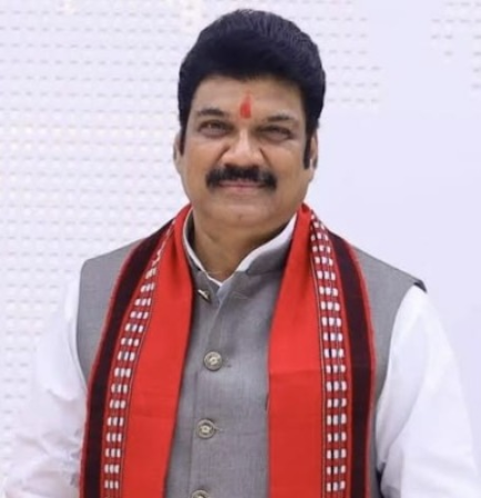 A government reminder via SMS for Bhopal families to collect their August 2024 ration from fair price shops, with the option to use the One Nation One Ration Card scheme until August 31, 2024.