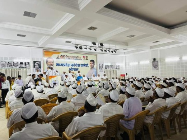 भोपाल में मध्य प्रदेश कांग्रेस के सेवा दल प्रकोष्ठ की प्रदेश स्तरीय बैठक का चित्र, जिसमें पीसीसी चीफ जीतू पटवारी ने सेवादल को बूथ स्तर तक पहुंचाने की बात की।