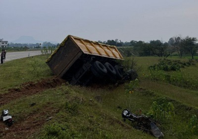 सरगुजा जिले में नेशनल हाईवे 130 पर लखनपुर थाना क्षेत्र में तेज रफ्तार ट्रेलर द्वारा बाइक सवार युवकों को रौंदने के बाद का दृश्य।