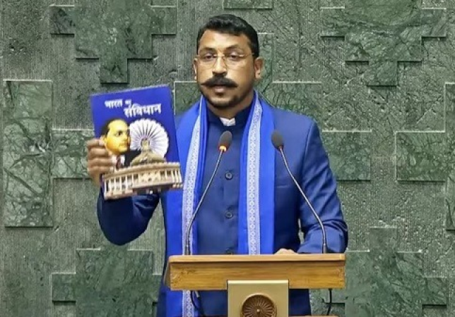 भीम आर्मी के संस्थापक चंद्रशेखर आजाद 31 अगस्त को रायपुर के साइंस कॉलेज मैदान में आयोजित सामाजिक न्याय यात्रा में भाग लेते हुए।