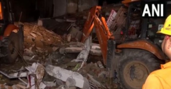 जयपुर के जवाहर नगर में गुरुवार रात निर्माणाधीन दो मंजिला इमारत ढह गई, जिससे दोपहिया वाहन क्षतिग्रस्त हो गए। इमारत के नीचे जूस की दुकानें थीं, लेकिन मलबे में किसी के फंसे होने की सूचना नहीं है।