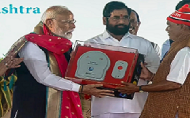 "छत्रपति शिवाजी की प्रतिमा गिरने की घटना पर प्रधानमंत्री नरेंद्र मोदी ने माफी मांगी, शिवाजी महाराज को आराध्य देव बताते हुए उन्हें सम्मान प्रकट किया।"
