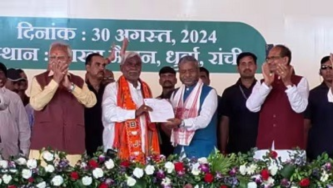 "झारखंड के पूर्व मुख्यमंत्री चंपाई सोरेन भाजपा में शामिल होते हुए, केंद्रीय मंत्री शिवराज सिंह चौहान की उपस्थिति में रांची में आयोजित कार्यक्रम के दौरान।"