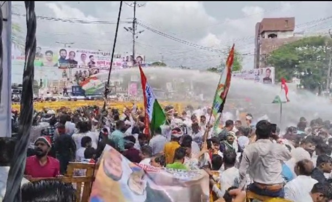 मध्यप्रदेश युवा कांग्रेस के कार्यकर्ताओं द्वारा मुख्यमंत्री आवास घेराव के दौरान पुलिस की वाटर कैनन और लाठीचार्ज की कार्रवाई।