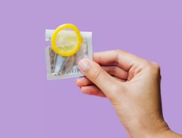 WHO की रिपोर्ट में यूरोप में यौन रूप से सक्रिय किशोरों के बीच कंडोम के उपयोग में गिरावट और इसके स्वास्थ्य जोखिमों का विश्लेषण।