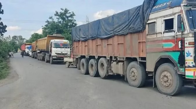 रायगढ़ के घरघोड़ा में एक साइकिल सवार महिला की ट्रेलर से कुचलकर मौत के बाद गुस्साए ग्रामीणों ने सड़क पर चक्काजाम कर दिया, जिससे सड़कों पर वाहनों की लंबी कतारें लग गईं।