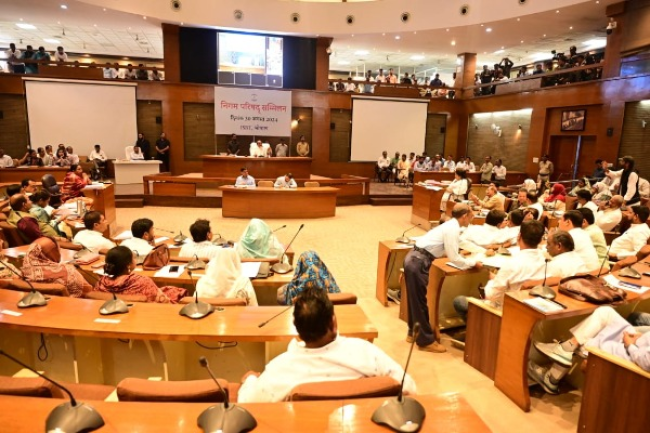 भोपाल नगर निगम परिषद के प्रस्तावों की बैठक में तीन प्रमुख निर्णय लिए गए: नगर निगम की इमारतों की छतों को किराए पर देने की योजना, 10 नंबर मार्केट में 500 वाहनों की मल्टी लेवल पार्किंग का निर्माण, और नए शोरूम और दुकानें स्थापित करने की योजना।