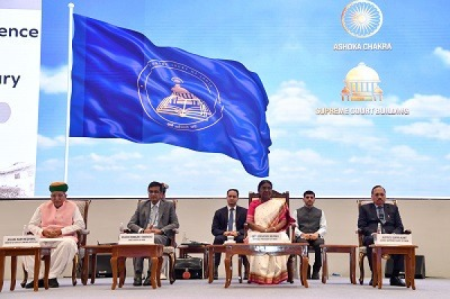 राष्ट्रपति द्रौपदी मुर्मू ने सुप्रीम कोर्ट की 75वीं वर्षगांठ पर नए ध्वज और प्रतीक चिन्ह का अनावरण किया। इस अवसर पर मुख्य न्यायाधीश डीवाई चंद्रचूड़ ने लंबित मामलों को कम करने के लिए तीन चरणों में कार्य योजना की जानकारी दी।