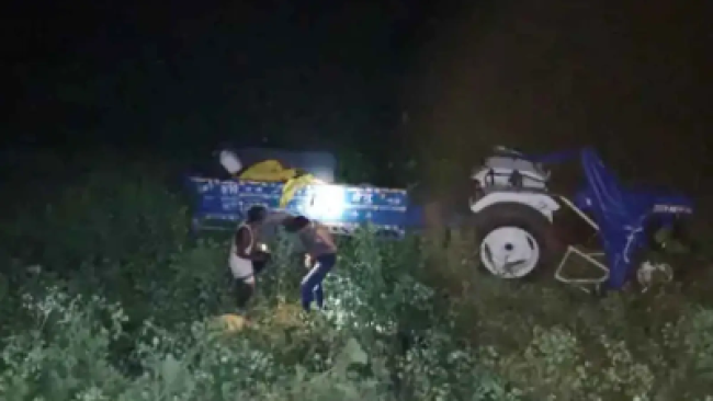 दमोह जिले के पथरिया थाना क्षेत्र में जटाशंकर धाम जा रहे श्रद्धालुओं से भरी ट्रैक्टर-ट्रॉली पलटने से 4 लोगों की मौत और कई लोग घायल हुए। कलेक्टर सुधीर कोचर ने घायलों के इलाज का जायजा लिया।