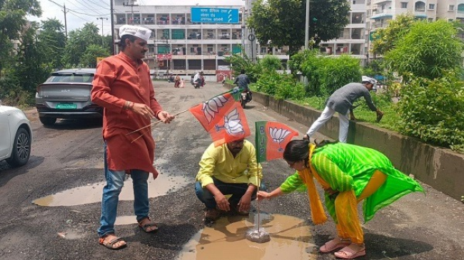 भोपाल में लगातार बारिश के कारण सड़कों में गड्ढे, राहगीरों को कठिनाई, शहर सरकार और पीडब्ल्यूडी की लापरवाही