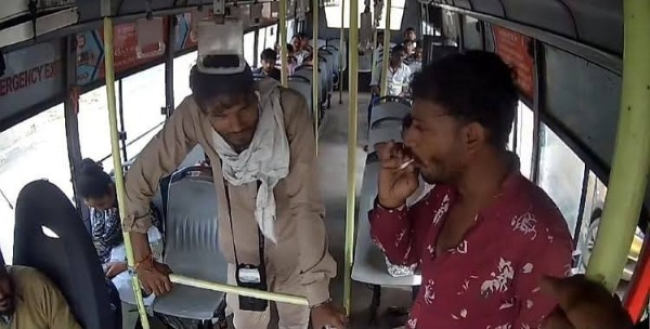 भोपाल में लो फ्लोर बस को ब्लू बस के ड्राइवर और कर्मचारियों द्वारा रोके जाने के बाद बस में सवार महिला यात्रियों के बीच चीख-पुकार। आरोपियों के खिलाफ मामला दर्ज।