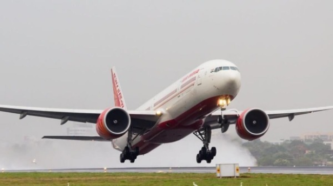 दिल्ली से ब्रिमिंघम जा रही एयर इंडिया की फ्लाइट एआई 113 की मॉस्को में आपात लैंडिंग, तकनीकी जांच के बाद विमान ने ब्रिमिंघम के लिए उड़ान भरी।