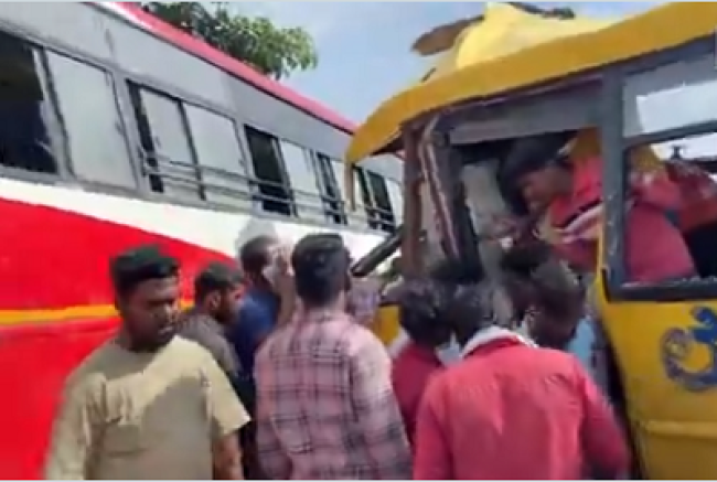 कर्नाटक के रायचूर में दो बसों की जबरदस्त भिड़ंत के बाद हुई दुर्घटना में दो स्कूली छात्रों की मौत और 20 अन्य घायल हुए। हादसे के बाद बस का ड्राइवर और कंडक्टर फरार हो गए।