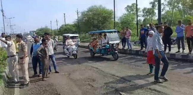 भोपाल के जेपी नगर ब्रिज पर एक युवक की पत्थर से सिर कुचलकर हत्या; आरोपी अक्षय लोधी को मौके पर गिरफ्तार किया गया।