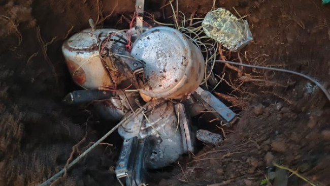 कोंडागांव में माडगांव क्षेत्र में पुलिस द्वारा बरामद किए गए 6 आईईडी बमों की तस्वीर, जो नक्सलियों द्वारा लगाए गए थे। बमों को सुरक्षित तरीके से निष्क्रिय कर दिया गया है।