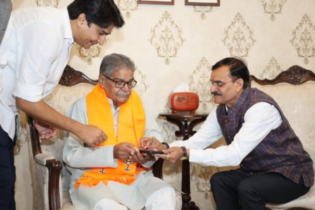 भोपाल में बीजेपी के प्रदेश अध्यक्ष वीडी शर्मा द्वारा वरिष्ठ नेता गौरीशंकर शेजवार को ऑनलाइन बीजेपी सदस्य बनाते हुए।