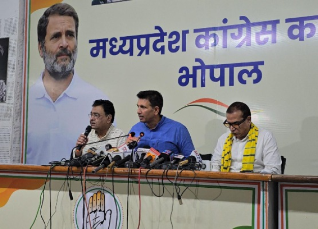 भोपाल में प्रदेश कांग्रेस अध्यक्ष जीतू पटवारी की प्रेस वार्ता की तस्वीर, जिसमें उन्होंने बीजेपी सरकार पर हमला करते हुए प्रधानमंत्री नरेंद्र मोदी की 2016 की किसान आमदनी दोगुना करने की घोषणा को याद किया।