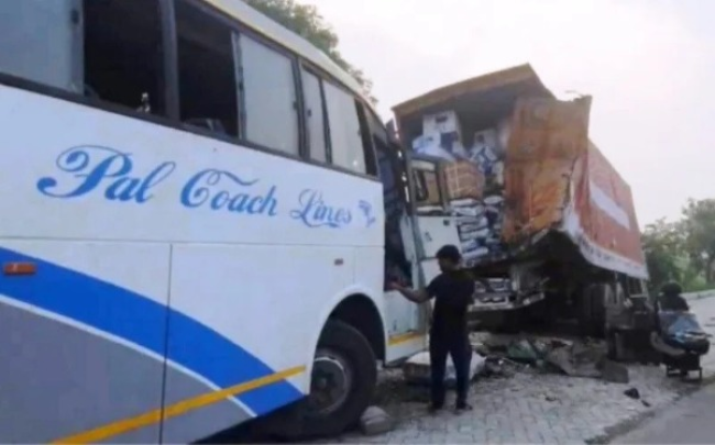 उत्तर प्रदेश के हाथरस में आगरा-अलीगढ़ बाइपास पर मीतई गांव के पास सड़क हादसे में रोडवेज बस और अन्य वाहन की टक्कर, जिसमें 17 लोगों की मौत और 10 से अधिक लोग घायल हुए।