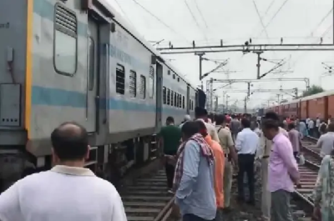 इंदौर-जबलपुर एक्सप्रेस के दो कोच पटरी से उतरे हुए, जबलपुर रेलवे स्टेशन के पास सुबह 5.50 बजे। सभी यात्री सुरक्षित हैं और रेलवे अधिकारी राहत कार्य में जुटे हैं।