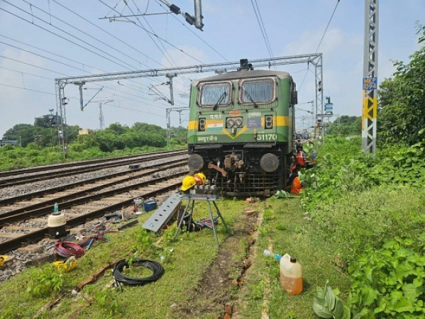 चित्रकूट के मानिकपुर रेलवे स्टेशन पर शंटिंग के दौरान एक मालगाड़ी के इलेक्ट्रिक इंजन का ब्रेक फेल होने की स्थिति, जिसमें ट्रेन को पटरी से उतारना पड़ा, लेकिन ड्राइवर सुरक्षित रहा और कोई बड़ा हादसा नहीं हुआ।