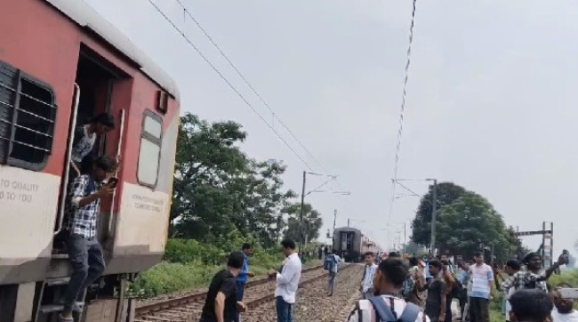 पटना के बक्सर-डीडीयू-पटना रेलखंड पर डाउन मगध एक्सप्रेस ट्रेन के दो हिस्सों में बंटने का दृश्य, जो डुमरांव और रघुनाथपुर स्टेशनों के बीच टुड़ीगंज के पास हुआ, और राहत की बात कि इसमें कोई हताहत नहीं हुआ।