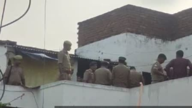 प्रयागराज के धूमनगंज क्षेत्र में पिता द्वारा बेटियों की हत्या और आत्महत्या के बाद घटनास्थल की तस्वीर, जिसमें पुलिस और फॉरेसिंक टीम की गतिविधियाँ दिखाई दे रही हैं। मृतक मनीष और उसकी बेटियों के शवों के साथ घटनास्थल पर पुलिस की जांच, जिसमें शवों को पोस्टमार्टम के लिए ले जाते हुए दिखाया गया है।
