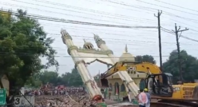 जीई रोड पर कर्बला कमेटी की दरगाह के आसपास के अवैध अतिक्रमण को ध्वस्त करते हुए भिलाई नगर निगम की कार्रवाई का चित्र, जिसमें विध्वंस की प्रक्रिया को दर्शाया गया है।