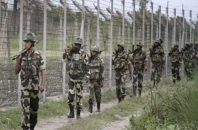 पाकिस्तान ने सीजफायर उल्लंघन करते हुए बिना कारण के गोलीबारी की, जिसमें BSF का जवान घायल हो गया। भारतीय जवानों ने जवाबी कार्रवाई की है।