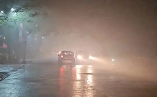 अंबरनाथ में केमिकल फैक्ट्री से गैस रिसाव के कारण शहर में फैला धुआं और घटित दृश्यता कमी का दृश्य।