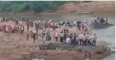 गुजरात के गांधीनगर में गणेश विसर्जन के दौरान मेश्वो नदी के चेक डैम में डूबे 10 लोगों में से आठ शव बरामद किए गए। रेस्क्यू ऑपरेशन जारी है।
