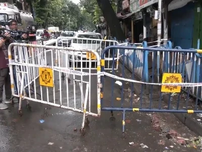 कोलकाता के ब्लोचमैन स्ट्रीट और एसएन बनर्जी रोड पर लावारिस बैग में हुए धमाके से एक कचरा बीनने वाला घायल हो गया। पुलिस ने सुरक्षा उपाय किए और मामले की जांच जारी है।