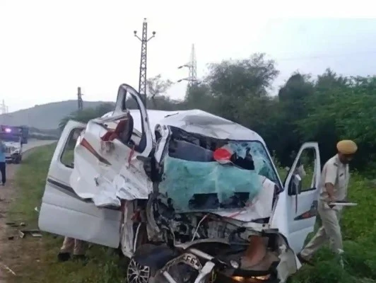 राजस्थान के बूंदी जिले में एक भीषण सड़क हादसे के बाद पुलिस ने मृतकों के शवों को पोस्टमार्टम के लिए भेजा और गंभीर रूप से घायल तीन लोगों को कोटा रेफर किया।