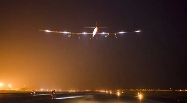 नई दिल्ली: भारत में वैज्ञानिक एक क्रांतिकारी सोलर विमान पर काम कर रहे हैं, जो 90 दिनों तक उड़ान भर सकता है। इसका छोटा वर्जन पहले ही सफलतापूर्वक 10 घंटे की उड़ान भर चुका है।