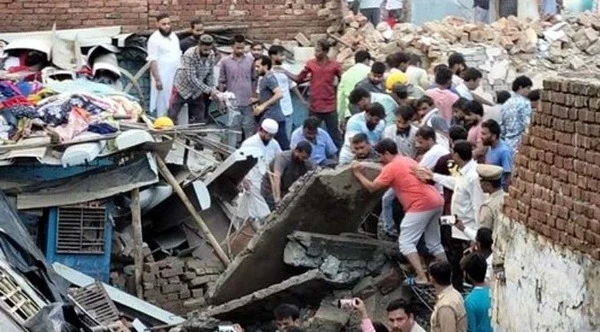 लखनऊ: उत्तर प्रदेश के मेरठ में शनिवार शाम एक 50 साल पुराना तीन मंजिला मकान ढह गया, जिससे 10 लोगों की मौत हो गई और 6 से ज्यादा लोग घायल हुए।