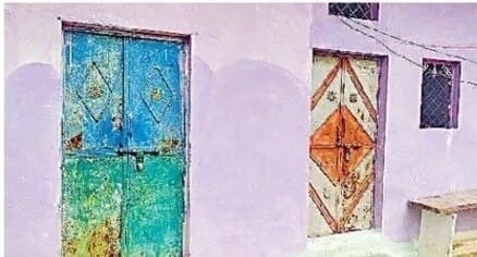 पन्ना के आदिवासी टोला में उल्टी-दस्त से हुई छह बच्चों की मौत के बाद गांव में फैली दहशत। लोग गांव छोड़कर चले गए हैं और घरों में ताले लगे हुए हैं। स्वास्थ्य विभाग की टीम चौबीस घंटे निगरानी कर रही है, लेकिन बीमारी की वजह अभी स्पष्ट नहीं हुई है।