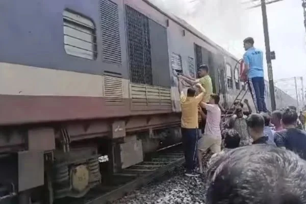 किशनगंज से सिलीगुड़ी जा रही डीएमयू पैसेंजर ट्रेन में फरिंगोरा के पास इंजन वाले डिब्बे में आग लगने की घटना