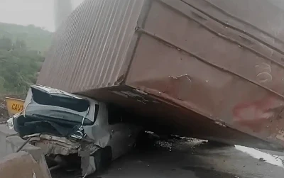 कर्नाटक के बेलगाम में हुए भयानक सड़क हादसे की तस्वीर, जिसमें 8 वाहन आपस में टकराए। हादसे में 4 लोगों की मौत हो गई और 6 घायल हुए। एक कार टैंकर के नीचे फंसी हुई दिख रही है।