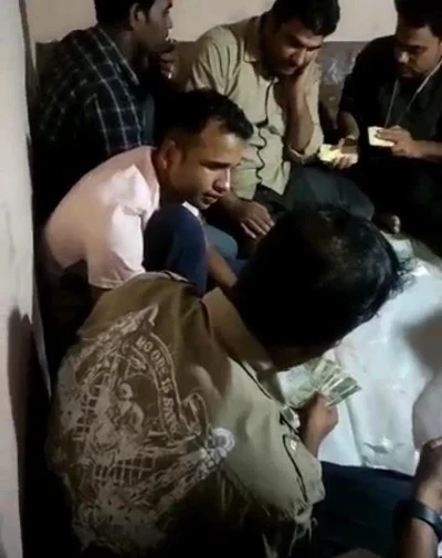 मध्य प्रदेश के टीकमगढ़ में कोतवाली थाने के पुलिसकर्मियों का जुआ खेलते हुए वीडियो, जिसमें 6 पुलिसकर्मियों को सस्पेंड किया गया और वीडियो की जांच की जा रही है।