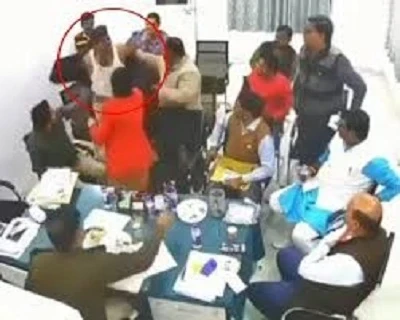 मध्य प्रदेश के टीकमगढ़ में कोतवाली थाने के पुलिसकर्मियों का जुआ खेलते हुए वीडियो, जिसमें 6 पुलिसकर्मियों को सस्पेंड किया गया और वीडियो की जांच की जा रही है।