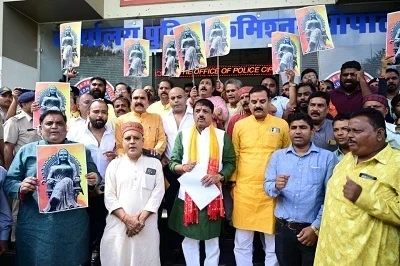 मध्य प्रदेश के सिंगरौली में एसआई का टीआई के चेंबर में वर्दी फाड़ते हुए वीडियो, जिसमें भाजपा नेता की धमकी के बाद एसआई ने अपना आपा खो दिया। वीडियो वायरल होने से पुलिस विभाग में हड़कंप मचा है।