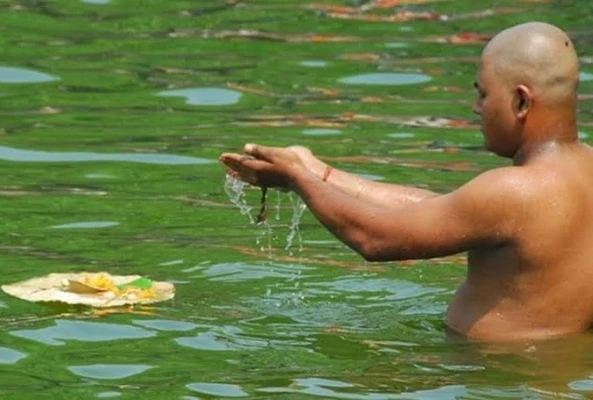 Devotees performing Tarpan and Shradh at river ghats in Bhopal during Pitru Paksha, with young priests offering online Tarpan services.