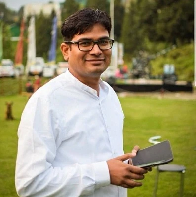 कोरबा में बाल्को हवाई पट्टी पर विमान की सुरक्षित लैंडिंग के बाद छत्तीसगढ़ के वित्त मंत्री ओपी चौधरी और अन्य नेताओं की स्थिति।