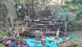 Jammu-Kashmir bus accident: जम्मू-कश्मीर के बडगाम जिले के ब्रेल वाटरहेल इलाके में बस के गड्ढे में गिर जाने से सीमा सुरक्षा बल
