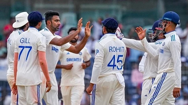 भारत ने बांग्लादेश को पहले टेस्ट मैच में 280 रन से हराया, जिसमें रविचंद्रन अश्विन ने 6 विकेट लिए।