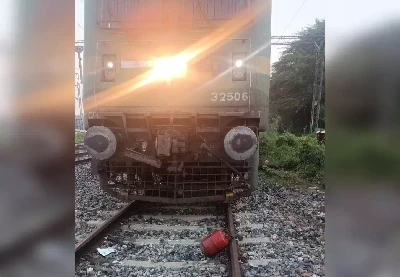 कानपुर रेलवे ट्रैक पर मिला गैस सिलेंडर, संभावित ट्रेन दुर्घटना टली, रेलवे सुरक्षा बल द्वारा जांच शुरू।