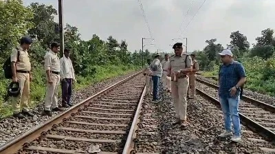 भोपाल में सेना की ट्रेन पर बम से हमला करने की कोशिश नाकाम, 10 डेटोनेटर पाए गए, सुरक्षा एजेंसियों द्वारा जांच जारी।