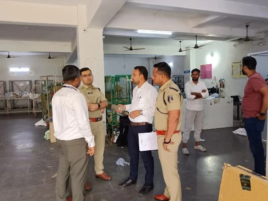 रायपुर पुलिस ने चाकूबाजी की घटनाओं के बाद अमेज़न और फ्लिपकार्ट के गोदामों पर छापेमारी की, आरोपियों ने ऑनलाइन माध्यम से चाकू मंगाने का खुलासा किया।