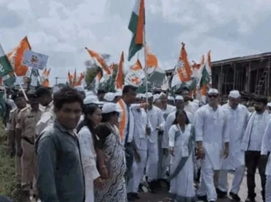 छत्तीसगढ़ कांग्रेस की न्याय यात्रा गिरौधपुरी धाम से शुरू हुई, जिसमें दीपक बैज और पार्टी कार्यकर्ताओं ने भाग लिया।