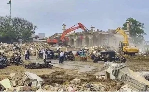 Somnath Temple: गुजरात के गिर सोमनाथ जिले में सोमनाथ मंदिर के पास सरकारी जमीन से अतिक्रमण हटाने के लिए शनिवार को चलाए गए अभियान के